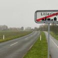 Lillering eksisterer muligvis ikke meget længere. Byskiltet til Harlev, som kan ses i baggrunden, rykker nærmere og nærmere.