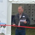 Kurt Møller er ny formand for foreningen Krydsfeldt-Norsminde, hvis største mærkesag er at få cykelstien til Ajstrup Strand gennemført. Her ses han ved den årlige havnefest 'Norsminde For Fulde Sejl', hvor han klippede den røde snor ved indvielsen af et nyt stort telt.