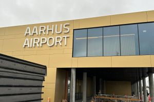 Ekspert forudser, at ejerkommunerne skal poste flere penge i Aarhus Airport. For lufthavnens strategiske mål er urealistisk, lyder vurderingen. 