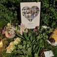 Der er siden fredag 9. oktober blevet lagt blomster, lys og billeder ved Vestre Strandallé, hvor den 16-årige Mariah kom alvorligt til skade. - Foto: TV2 ØJ/