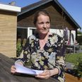 Sidsel Vejby med servitut-dokumentet på seks sider, der gør det vanskeligt for hende at få en mindre tilbygning på hendes parcelhus i Vejlby-Risskov.