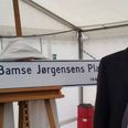 Bamses enke Käte og 'vennerne' Peter Bødker og Anders Lampe var med til indvielsen i dag af Flemming Bamse Jørgensens Plads på havnen i Aarhus. Foto: Marianne Bonde Andersen.