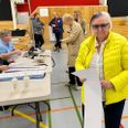 Her gør vælger Lisbet Vilhelmsen sig klar til at stemme i Morten Børup Hallen. Foto: Erland Rasmussen
