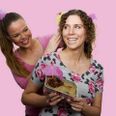 Forfatterne Charlotte Reeckmann (t.v.) og Birgitte Amalie Thorn med en leverpostej, der er et billede på en noget kedelig tilværelse.