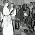 Danselærer Adamsens afdansningsbal i 1958 i Hyllested Forsamlingshus. Det er forfatteren som 8-årig i hvid skjorte og plusfours i højre side.