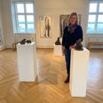 Dorte Rasmussen i Tinghusets historiske rammer, hvor fortid møder nutidens kunst. Foto: Lars Norman Thomsen
