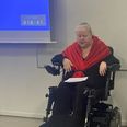 Helle Vibeke Pedersen, formand for Handicaprådet i Syddjurs, er lam fra skuldrene og ned, men hendes stærke stemme og engagement i handicappedes rettigheder gør hende til en inspirerende figur i lokalsamfundet. Foto: Lars Norman Thomsen