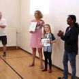 Isabella fra 3.A på Østervangskolen i Hadsten fik lov at modtage pokal, bevis og checken på hele 5.000 kroner. Foto: Michael Wulff