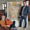 Magiske Mols er en sammensmeltning mellem forskellig kultur som musik, kunst, fortælling og håndværk - eksemplificeret i det store maleri, som Ole Røgild (t.h.) har lavet, mens Erik Dybdal Møller (t.v.) har improviseret kontrabas sammen med en violinist. Foto: Søren Brunsgaard Ladefoged