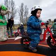 »Hvis fremtidens aarhusianere skal vælge cyklen som det foretrukne transportmiddel, skal vi sørge for, at de tidligt bliver fortrolige med vigepligt og færdselstavler på en sikker og sjov måde,« siger Nicolaj Bang (K) om ny legeplads, der åbner på Aarhus Ø. Arkivfoto: Jan Dagø/Jyllands-Posten/Ritzau Scanpix