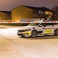Politiet er tidligt søndag morgen fortsat til stede i området, hvor skuddene blev affyret.