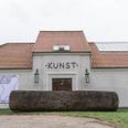 Oplev Jimmie Durhams monumentale skulptur 'Pagliaccio non son' fra 2011 (på dansk: Jeg er ikke en klovn), som er en stor maghonitræskamme fra Congo. Stammen blev oprindeligt importeret til Tyskland for at ende som træfinérplanker til lystyachtskibe, men har fået nyt liv i Skulpturparken hos Kunsthal Aarhus.