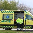 Knallertkørere blev behandlet i ambulance og kørt på hospitalet til yderligere behandling. Arkivfoto: Øxenholt Foto