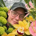 Dan Xavier er kendt for at gå sine egne veje med blomsterne. Fra fredag bliver hans buketter også en del af butiksfællesskabet Værdig i Ry. Foto: Per Bille