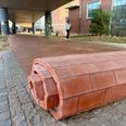 Den røde løber forbinder byder velkommen til Sydhavnen og Kunstbyen. Her løber den under jernbanesporet, der går gennem Sydhavnen. Foto: Tahmasbi