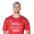 Den unge bagspiller Victor N. Saarup har grebet chancen på Nørre Djurs HK’s hold i 2. division. Han scorer mange mål, trækker straffekast og dækker godt op i forsvaret. Han scorede fem mål i kampen mod Bjerringbro IF og blev topscorer sammen med Mikkel Mathiesen Scaglione. Foto: Mikkel Weje Nielsen, PhotoCare Grenaa