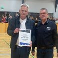 Klapsalverne skyllede ned over Claus "Pylle" Pedersen, da han blev annonceret som nyeste medlem af Brix Cup Hall of Fame 2025. Stævnearrangør Torben "Russer" Jensen overrakte diplomet til prismodtageren. Foto: Lars Norman Thomsen