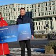 Områdechef hos DCC Energi, Frederik Stagis, kunne overrække en check på 60.000 kroner til Henriette Madsen, generalsekretær i Børneulykkesfonden. Pressefoto
