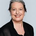 Er mænd klogere og mere visionære end kvinder? »Der er en gammel vittighed, der lyder, at forskere ganske vist har fastslået, at mænd hjerner er ca. 10 procent større end kvinders, men det er ikke lykkedes dem at fastslå, hvad de så bruger de 10 procent ekstra til,« griner Kari Baklund. Pressefoto