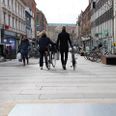 Flere forretninger i Aarhus har fundet alternative løsninger til, hvordan de kan fortsætte med at sælge til kunder.