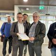 Over 1.300 underskrifter fra folk, der ønsker at bevare Hørning Svømmehal, blev overdraget til borgmester Frands Fischer før seneste møde i Økonomi- og Erhvervsudvalget. Tilsendt foto