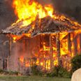Mandag gik et kolonihavehus op i flammer. Foto: Presse-fotos.dk.