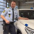 Christian Berthelsen ved den nye el-politibil. Foto: Fra video/Rigspolitiet.