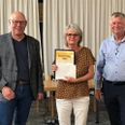 Birgitte Jørgensen fra Røde Kors i Grenaa fik prisen overrakt af udvalgsformand Lars Møller t.v. og Henning Hansen, der er formand for frivilligrådet. Pressebillede
