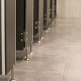 Civilbetjent greb 37-årig koncertgænger efter sniffelyde fra toiletbås. Foto: Adobe Stock