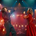 Superstjernerne Hugh Jackman og Kate Hudson har hovedrollerne i Song Sung Blue, der bygger på en sand historie om et par, der har levet et hårdt liv. Sammen danner de et Neil Diamond hyldestband. Pressefoto