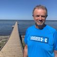 Flemming Smith, formand for bådelauget, ved den nye badebro ved Lystrup Strand. Den indvies lørdag 2. maj klokken 11. Privat foto.