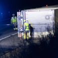 Den væltede lastbil skal væk fra motorvejen. Højre spor er derfor spærret. Foto: Presse-fotos.dk