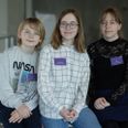 De tre søskende Kalmar vandt torsdag den regionale finale i Region Midtjylland for deres avancerede forskerprojekter om lyd, kropsbevægelser og toneændringer. Frederikke (i midten) og Nanna er enæggede tvillinger og begge 17 år og Gustav er 12. Pressefoto.