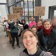 Ulf Harbo (i rød trøje i baggrunden) var i Idrættens Hus i Brøndbyerne i starten af vinterferien for at støtte gruppen Kvinderettigheder.dk. Tilsendt foto