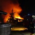 Et regulært flammehav mødte beredskabet, da de nåede til Mågevej i Aalbæk natten til søndag. Foto: Presse-fotos.dk.