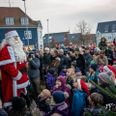 Juletræstænding på Ry Bytorv trækker altid mange glade børn til sig. Arkivfoto Per Bille
