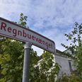 Et nyt byggeri på Regnbuevænget i Skanderborg bliver en etage højere end den nuværende Kommuneplan tillader. Men grunden er solgt under den forrige kommuneplan, hvor der måtte bygges højere.