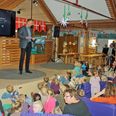 Masser af børn: borgmester Claus Wistoft indvier Thorsager Skole og Børnehus. Foto: Martin Schultz