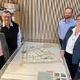 Bente og Visti Gertsen (til venstre) og deres børn Allan og Gitte Gertsen har i nu 50 år ejet og drevet Vibe-Huse i Hinnerup. På billedet har de taget opstilling omkring en model af det 17 hektar store område nord for Hinnerup, hvor Vibe-Huse er i gang med at opføre 250 boliger. Foto: Jeppe Rafn