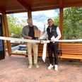 Udvalgsformand Claus Leick og Karsten Rask fra Bauer Media Outdoor i det nye grønne busskur på Møllegade, som torsdag blev officielt indviet og samtidig udløste en innovationspris til Skanderborg Kommune. Foto: Skanderborg Kommune.