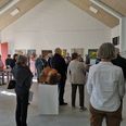 Den 21. april er der fernisering på en udstilling i Galleriet på Kollerup Gods som optakt til en weekend med åbne værksteder hos Favrskovs kunstnere. Billedet her er fra sidste års fernisering. Foto: Niels Frank