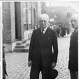 Ferdinand Michael Krøyer Kielberg på besøg i Skanderborg i august 1945. Frihedskæmperne stod på æresparade for ham foran rådhuset. Til højre ses modstandsbevægelsens byleder N. Munch Carlsen. Foto: Skanderborgs Historiske Arkiv