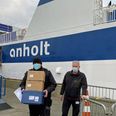 Region Midtjylland afleverede COVID-19 vaccinen på havnen i Grenaa, hvor den blev løftet om bord på Anholtfærgen - klar til første stik på Kattegatøen sidst på eftermiddagen.