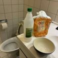 En grød af eddike og mel til kan bruges til at fjerne kalkaflejringer i toilettet. lyder et gammelt rengøringsråd, men der er ingen grund til at bruge mel i toilettet, råder rengøringsekspert. Foto: Kim Gregersen, Bolius – en del af Realdania