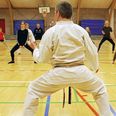 Sveden pibler hurtigt frem på deltagernes pander, når en træningslektion er i gang i Thorsager Hallen under Arvo Oinasks ledelse. Foto: Lars Norman Thomsen