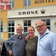Tidligere ejer af den historiske ejendom på Grenaa Havn Frits Jensen (t.v.) forpagtede sidste år Restaurant Crone til parret Sanneli Nomonde Rasmussen og Marc Nökel. I juli solgte Frits Jensen ejendommen til Peter Brøgger Andersen og René Amstrup. Foto: Søren Andersen