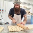 Kardemommesnurrerne er under udarbejdelse. Carls Krumme byder nemlig på både brød og kager. Foto: Mathias Dueholm.