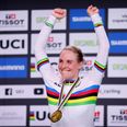 Julie Leth med guldmedaljen ved VM i Banecykling i Ballerup Super Arena sidste år. Arkivfoto: Jens Dresling