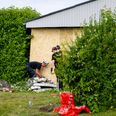 En personbil kørte sent tirsdag aften frontalt ind i et parcelhus i Tilst. En 64-årig kvinde afgik ved døden i ulykken. Foto: Johnny Pedersen/Scanpix 2026