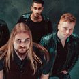 Heavy metal-bandet Defecto spiller skolekoncert på Stjærskolen fredag den 14. april. Forsanger Nicklas Sonne stillede op i årets Melodi Grand Prix, hvor han var den kunstner, der fik flest stemmer. Pressefoto.